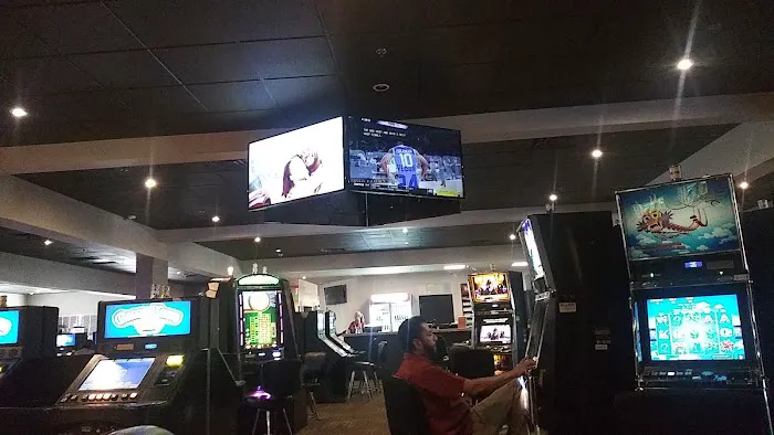 Lucky's Gaming & Spirits Casino 5